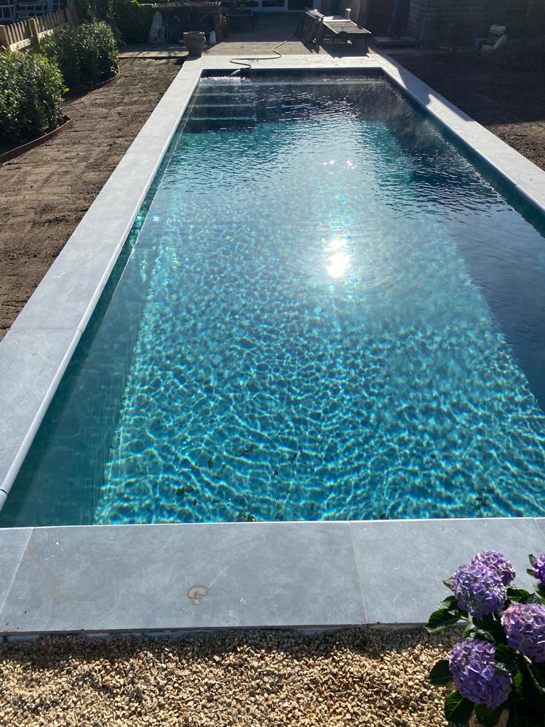 Buitenzwembad in een Belgische tuin